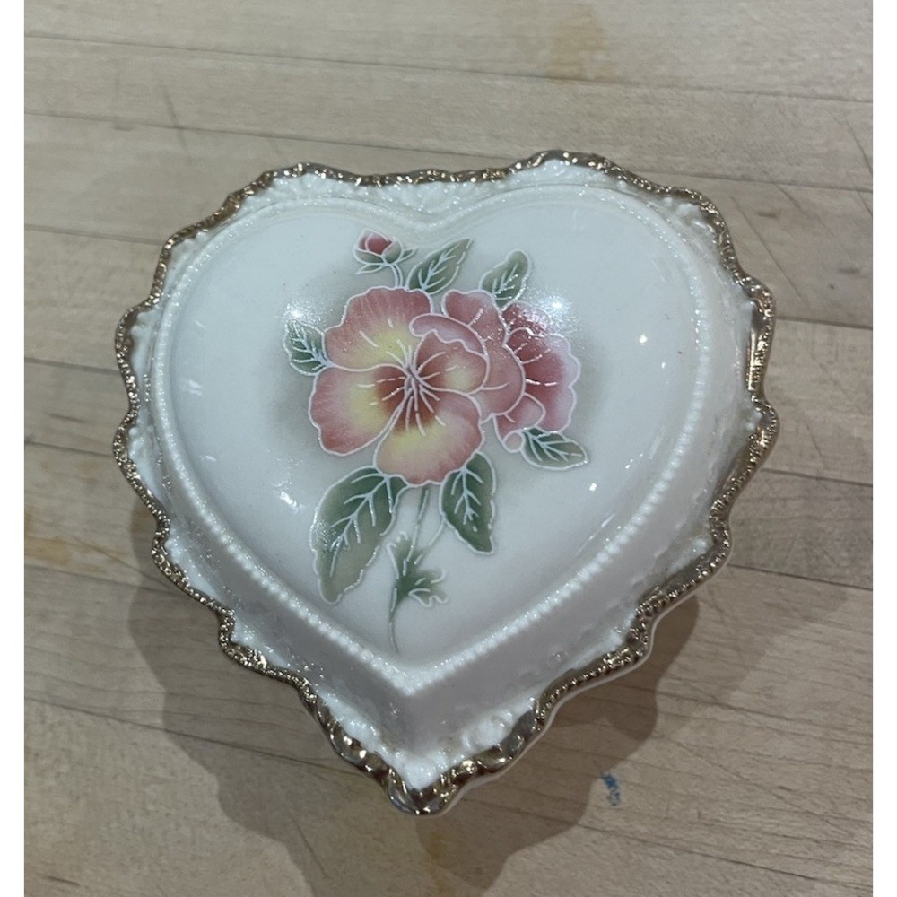 Heritage House Celebration of Love Me Tender Porcelain Heart Musical Trinket Box